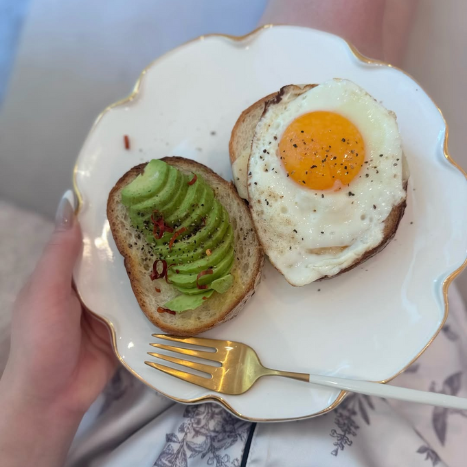 いつもの朝食を、少し特別に。ゴールドの輝きが彩るプレートで楽しむ、カフェのようなひととき