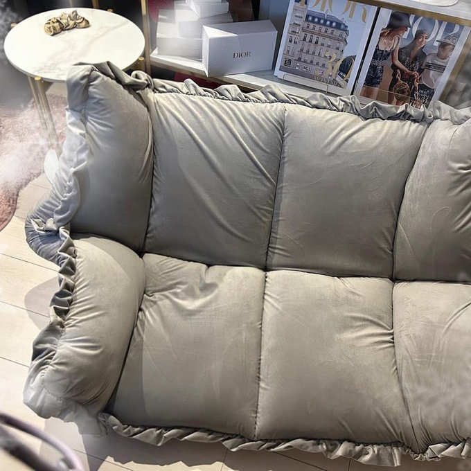 【Francfranc】オンライン限定フリルソファ お気に入りの角度でゆったりくつろげる、フリルが可愛い二人掛け