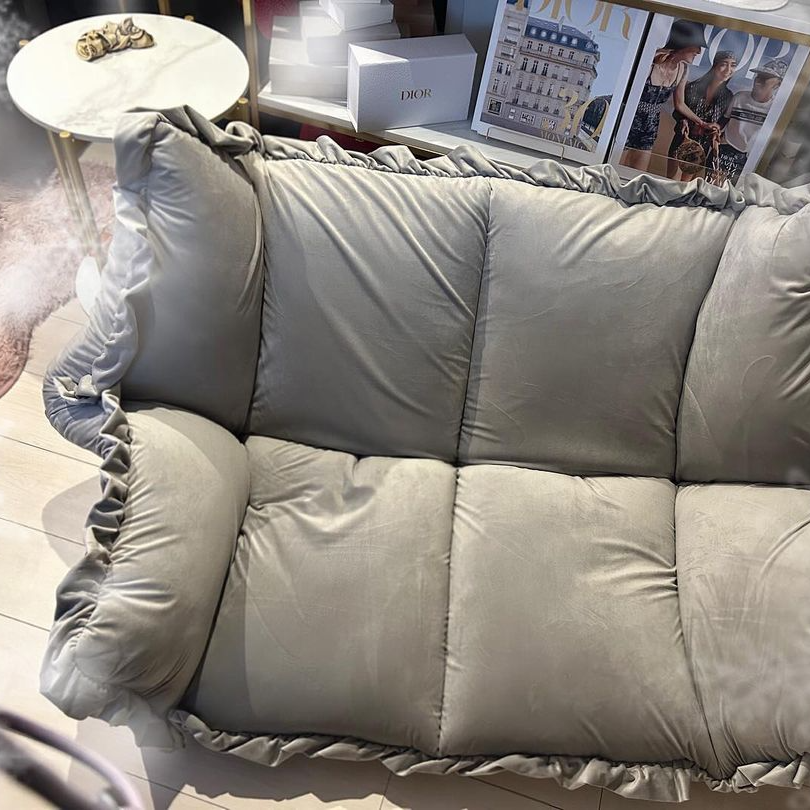 お気に入りの角度でゆったりくつろげる、フリルが可愛い二人掛けソファ お気に入りの角度でゆったりくつろげる、フリルが可愛い二人掛けソファ