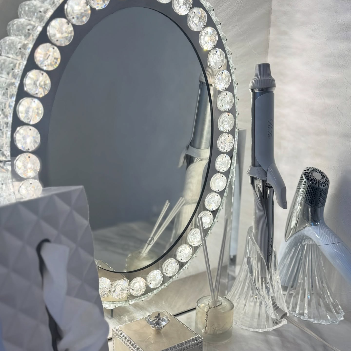 前面だけでなく側面からもこぼれる光がお部屋をエレガントに彩る女優