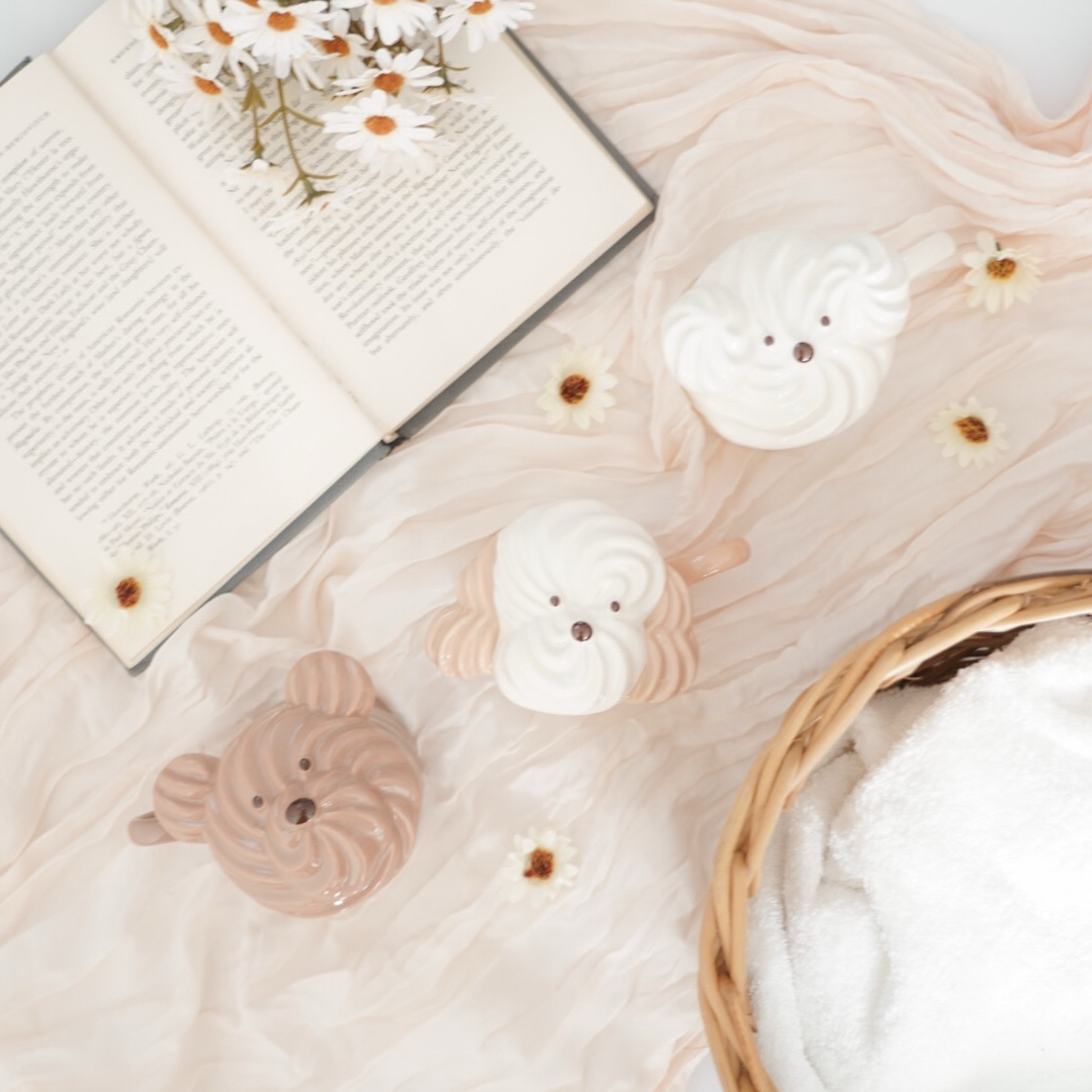 癒しの時間にそっと寄り添う、ふわふわデザインの蓋付きマグカップ