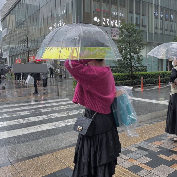 肩周りが濡れにくいオーロラカラーが可愛いビニール傘で雨の日のお出掛けも楽しく