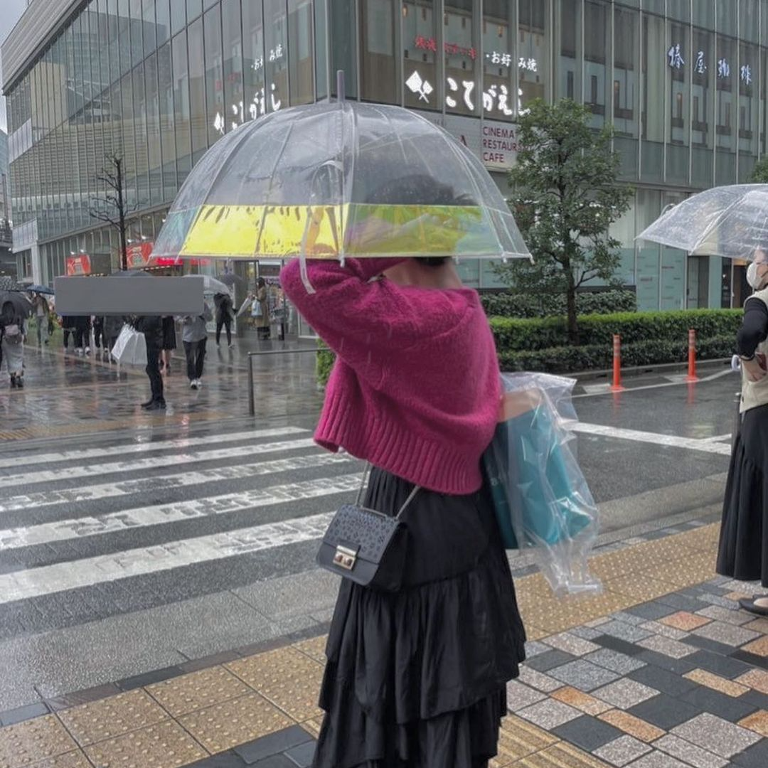 肩周りが濡れにくいオーロラカラーが可愛いビニール傘で雨の日のお