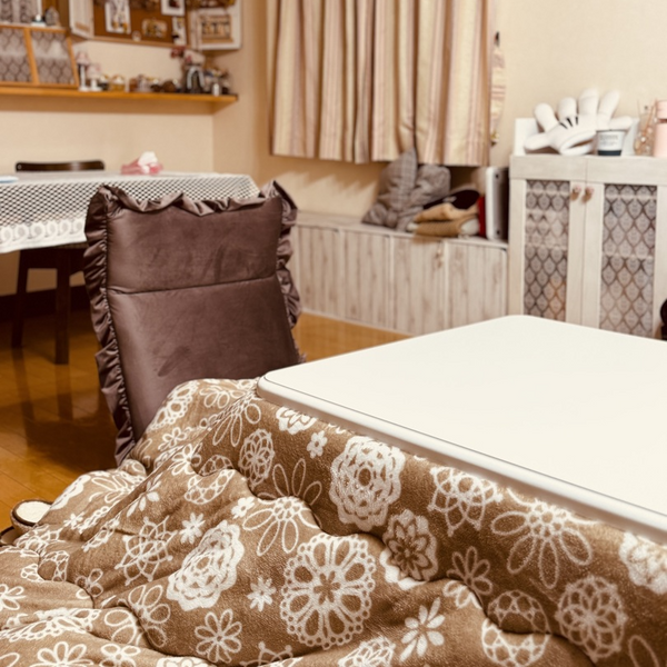 首から背中まで支えてくれる、フリルが可愛いハイバックチェア