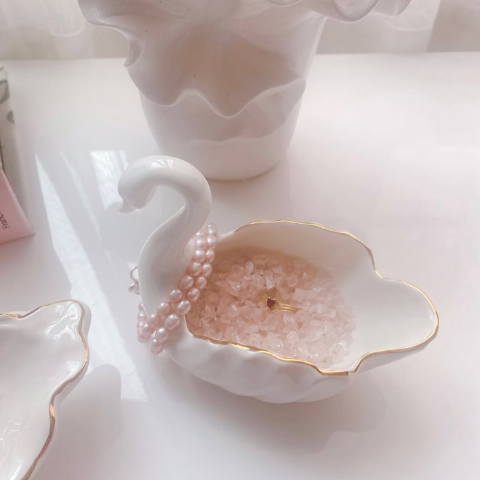 小物入れとして飾るだけで、お部屋に上品で可愛らしいアクセントを添えてくれるデザートボウル