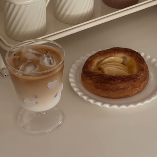 韓国カフェらしい、余白を楽しむテーブルウェア