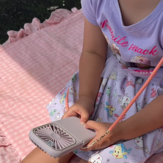 子供にも使いやすいサイズ感でストラップもつけれるから通学時にも活躍するスマートハンディファン