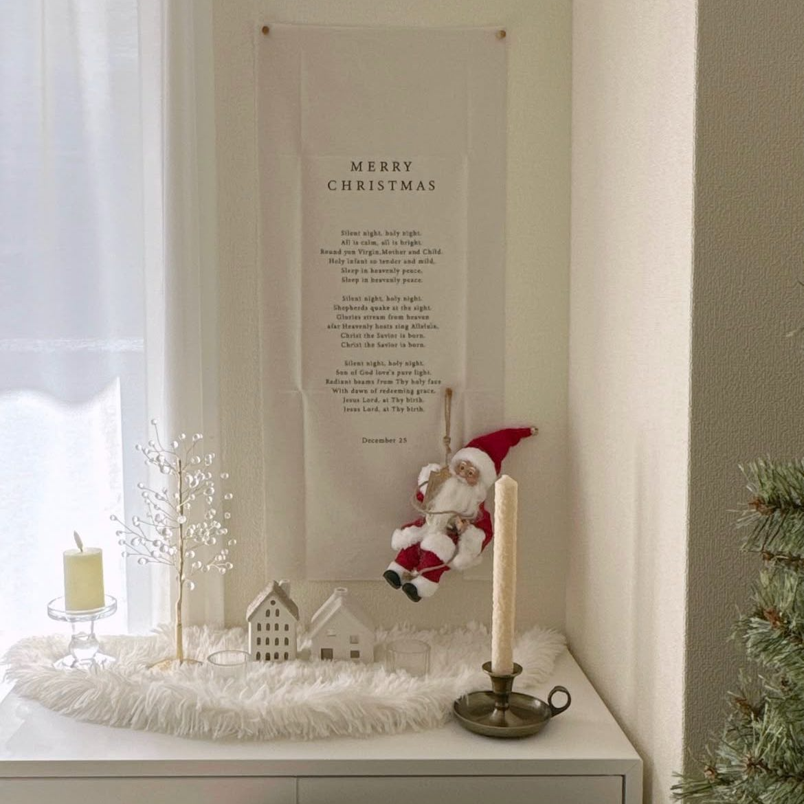 クリスタルがきらめくデスクトップツリーで洗練されたクリスマス空間を