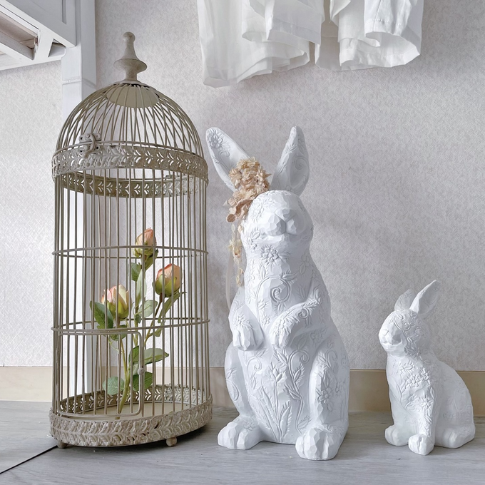 飾るだけで絵になる植物の彫り模様が入ったウサギのオブジェ