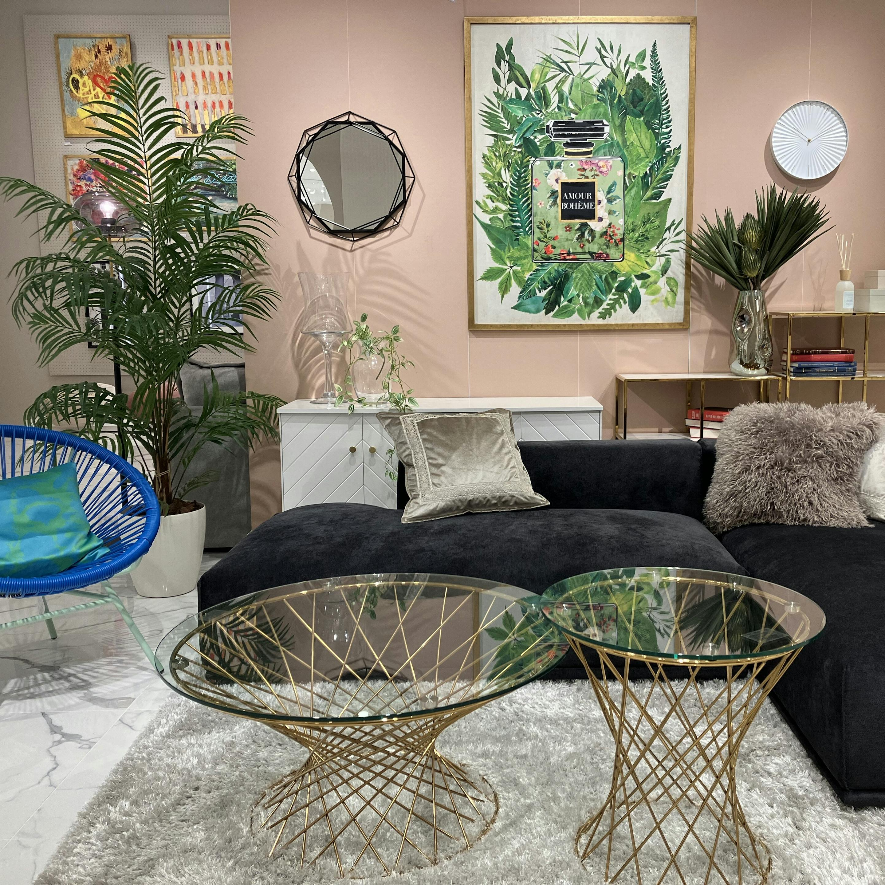 ブラック×ゴールドのラグジュアリー空間にリゾートテイストを