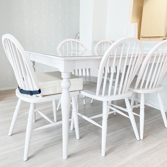 どんなカラーの食器にも合わせやすい白家具で清潔感のあるダイニング