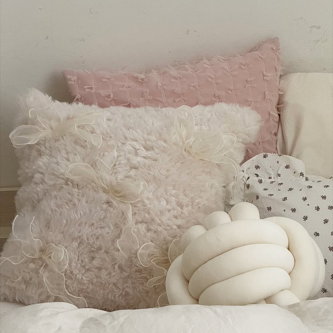 くつろぎ空間をもっと可愛く。ふわさらな触り心地に癒されるリボンをあしらったクッションカバー