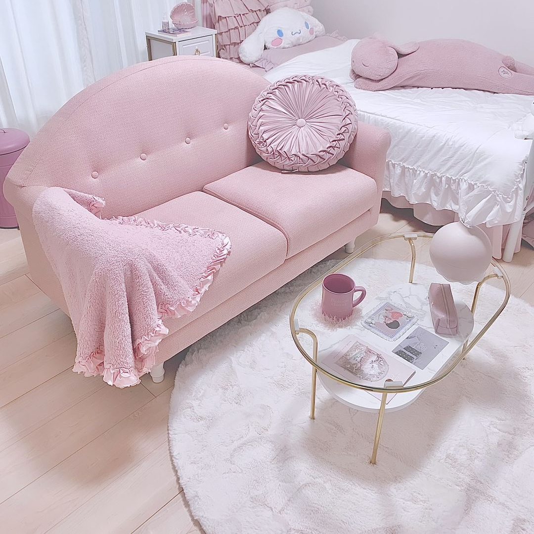 丸みのあるフォルムが可愛らしさをプラス。白×ピンクでまとめた