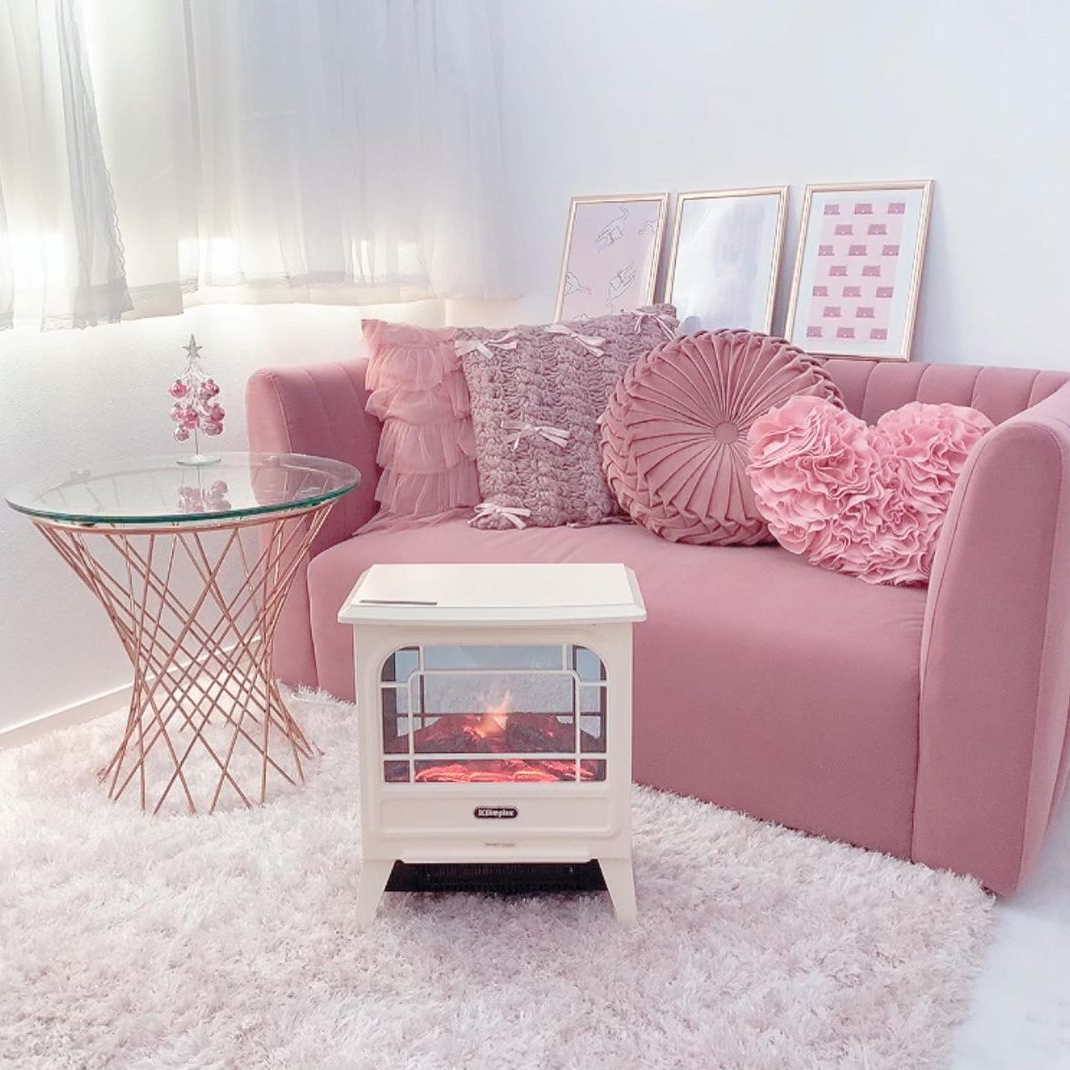 お部屋が華やぐ、ピンクのソファが主役のフェミニンなリビング 
