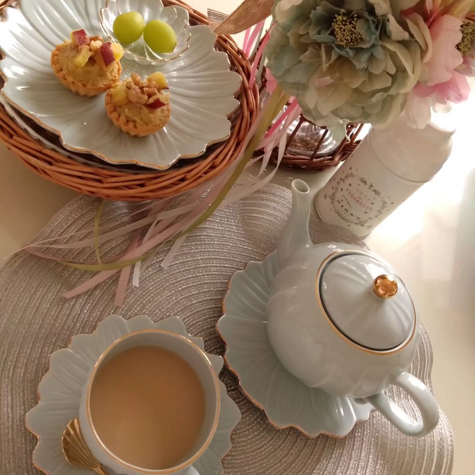 お花をかたどった可憐なデザインが食卓を華やかに