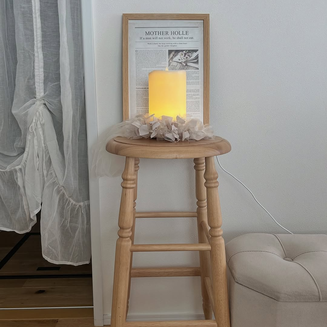 帰宅時のバックや小物置きとしても使える、温かみのある木製ハイ