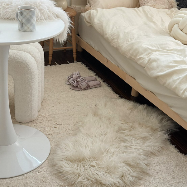 ふわふわのぬくもりを、暮らしのそばに。フェイクファーラグで彩る大人かわいいお部屋