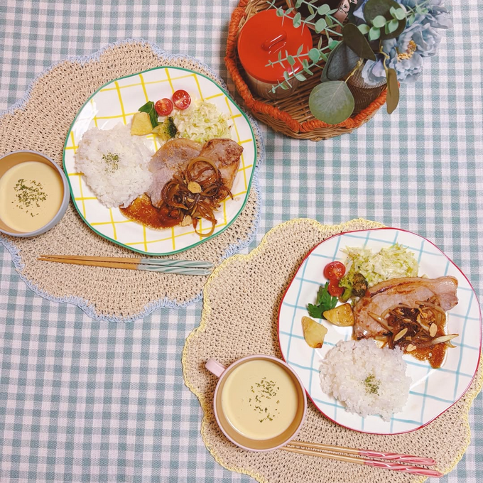 夏の食卓を軽やかに彩る。ハンドペイントのぬくもりがバカンス気分を運ぶテーブルウェア