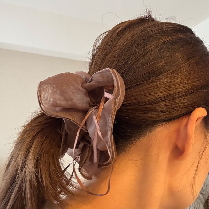 ふわりと揺れるリボンを、いつもの髪に。シュシュで楽しむ心ときめくヘアアレンジ