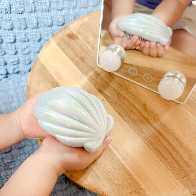 濡れた髪の毛にも使える、手のひらサイズのシェル型ヘアブラシ