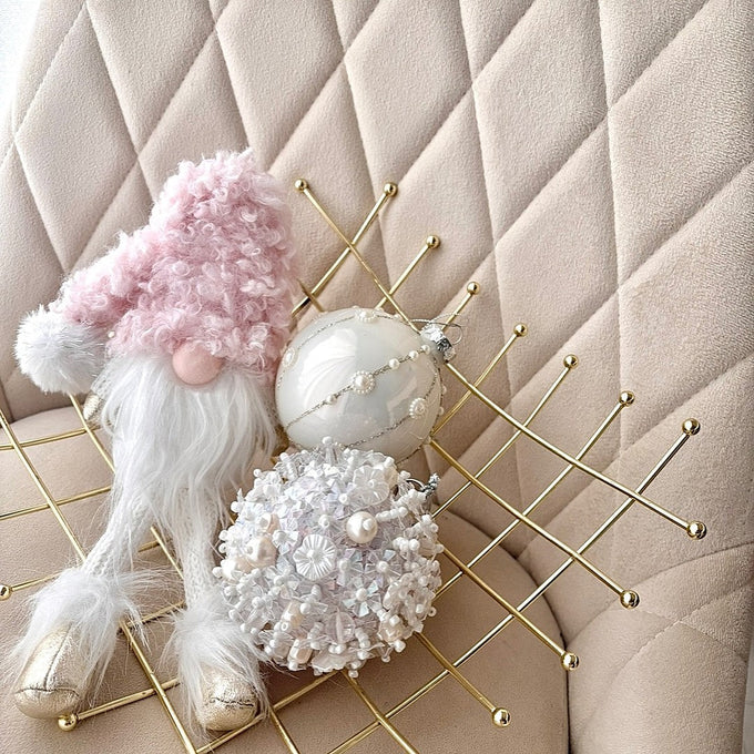 ホリデーシーズンをかわいらしく彩る、色々な場所に座らせて飾れるノルディックサンタ