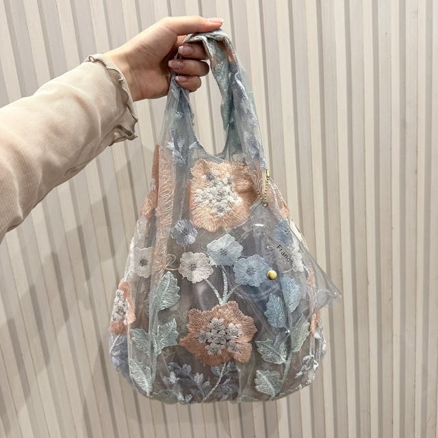 サブバッグとしても活躍するチュール素材と花の刺繍がフェミニンなミニ 