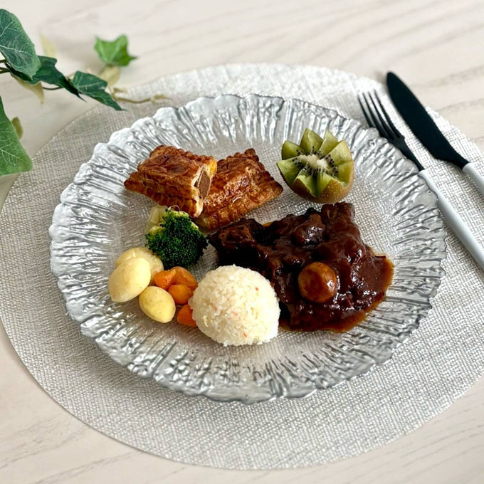上品な輝きが広がるプレートで、いつもの食事をワンランク上のテーブルコーディネートに