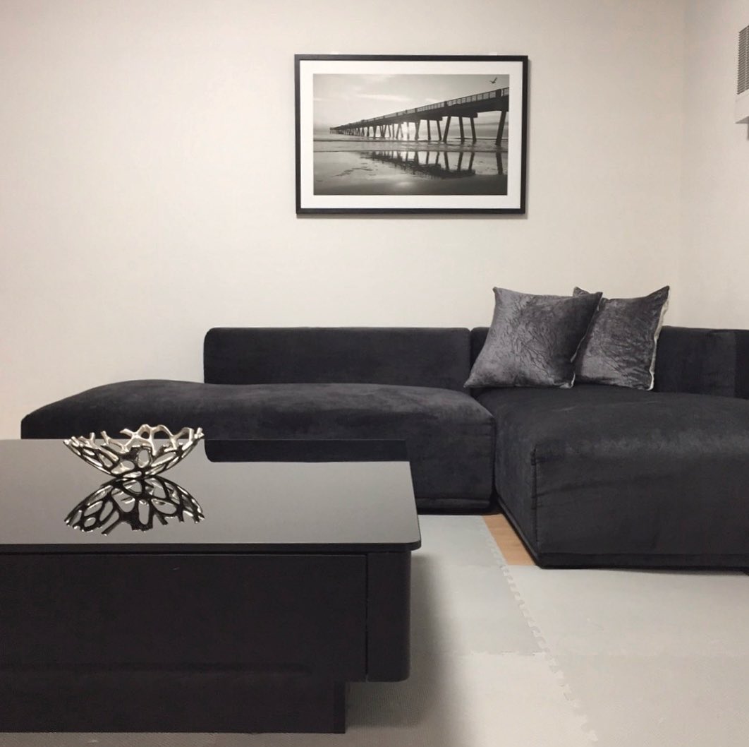 低重心ソファで叶える、リラックスムードあふれるリビングルーム