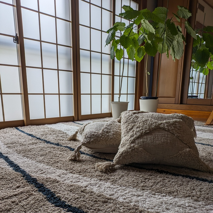 タフトでジグザグ柄を表現した、ナチュラルテイストのクッションカバー タフトでジグザグ柄を表現した、ナチュラルテイストのクッションカバー
