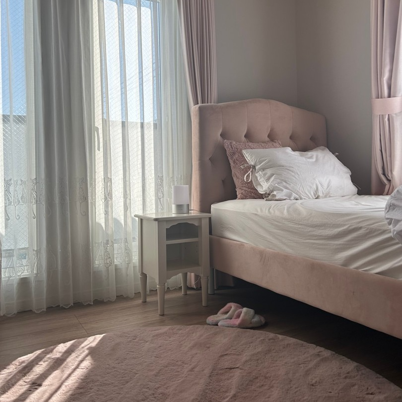 やさしい色合いが癒しの空間に。ピンク×ホワイトでまとめたベッド