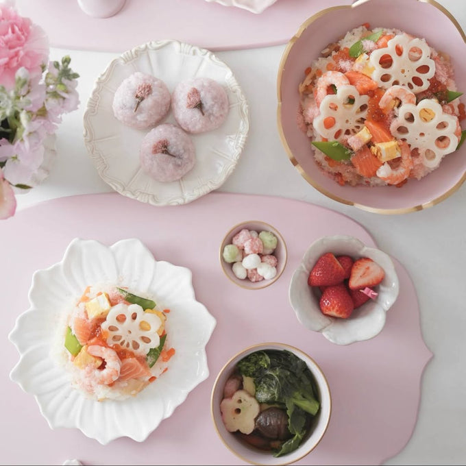 お花をかたどった可憐なデザインで、いつものティータイムを華やかに彩るプレート