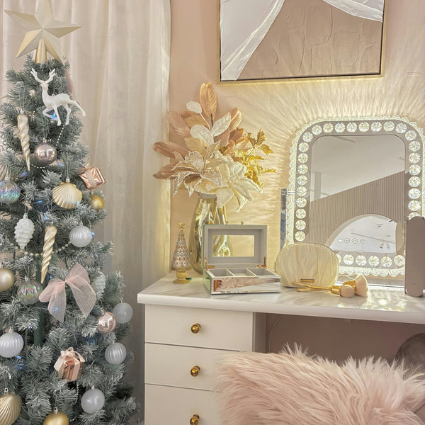 フェミニンなクリスマスコーディネートのメイクルーム