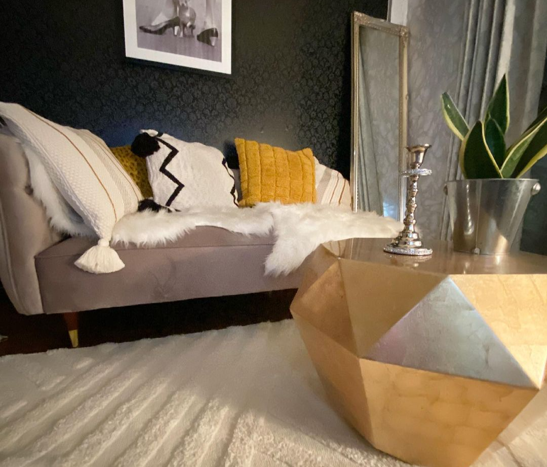 お部屋のアクセントにおすすめなダイヤモンド形状のテーブル お部屋のアクセントにおすすめなダイヤモンド形状のテーブル