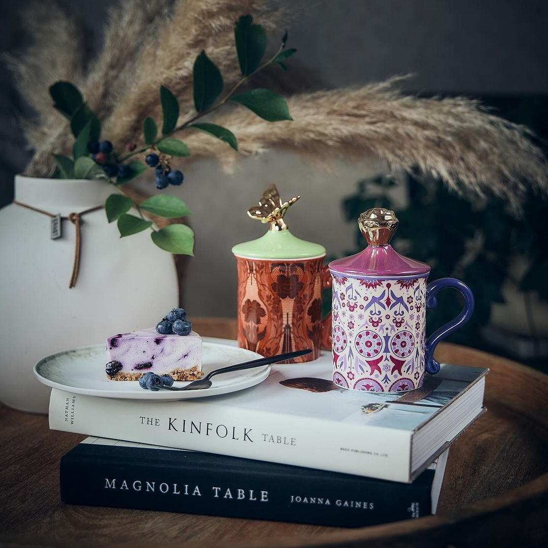 ANNA SUIのアイコニックな蝶やバラのモチーフが施されたフタ付きマグ