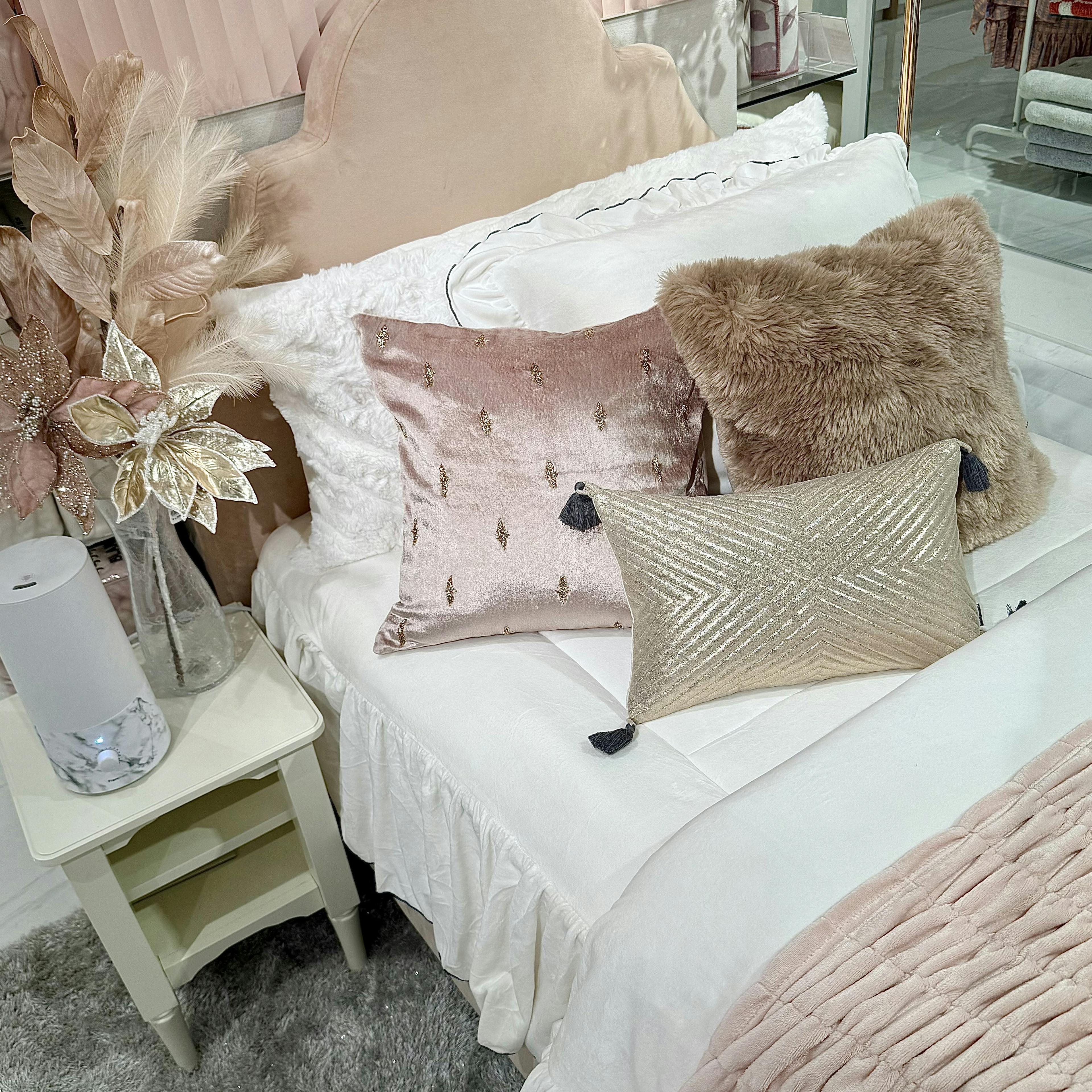 106個セットの部屋のファーリーカーペット ピンク×ホワイトで大人ガーリーなベッドルーム | Francfranc（フラン