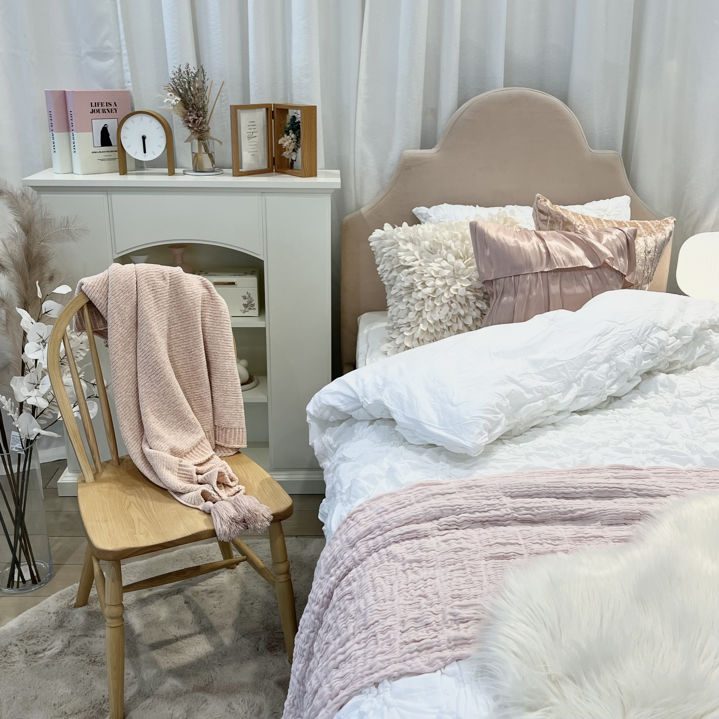 淡色とウッドで作る癒されベッドルーム | Francfranc（フランフラン