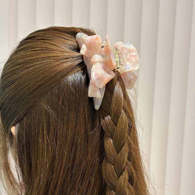 いつものまとめ髪に、季節の彩りを。リボンモチーフで楽しむ心ときめくヘアアレンジ