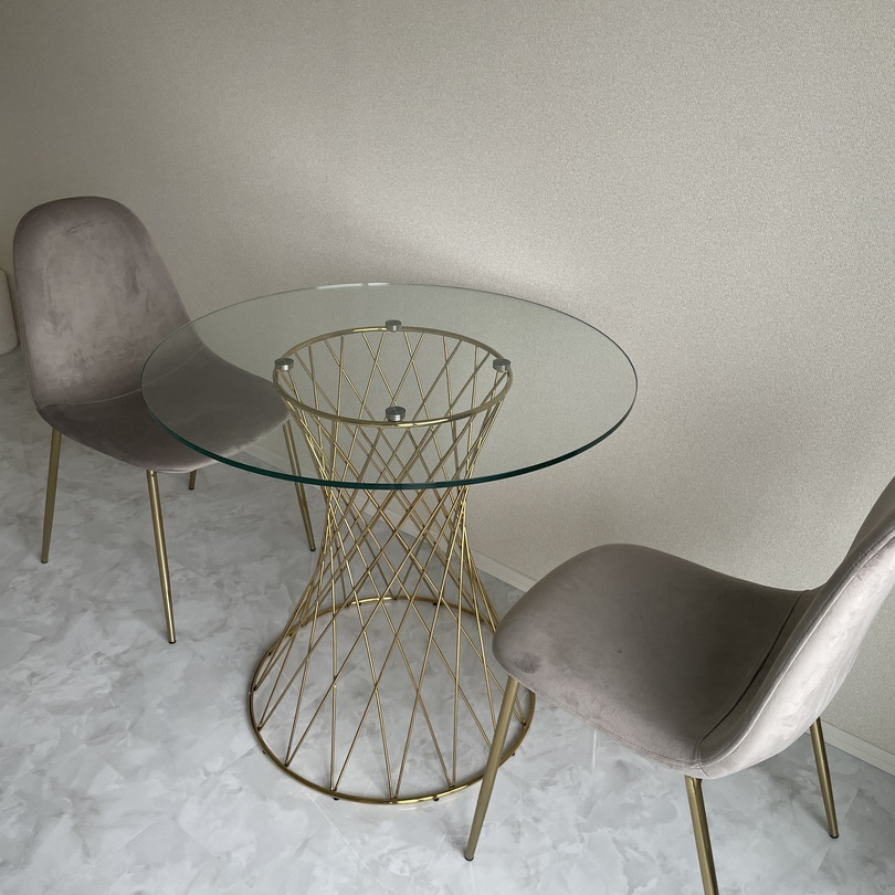 ガラス天板の透明感とゴールドフレームが高級感たっぷりなダイニング ガラス天板の透明感とゴールドフレームが高級感たっぷりなダイニング