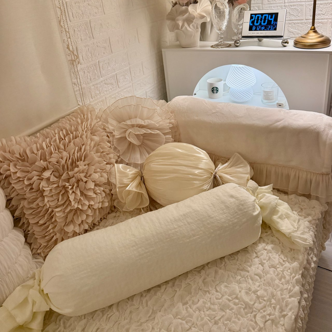 甘いときめきを、お部屋にひとつ。キャンディクッションでつくるロマンティックな空間