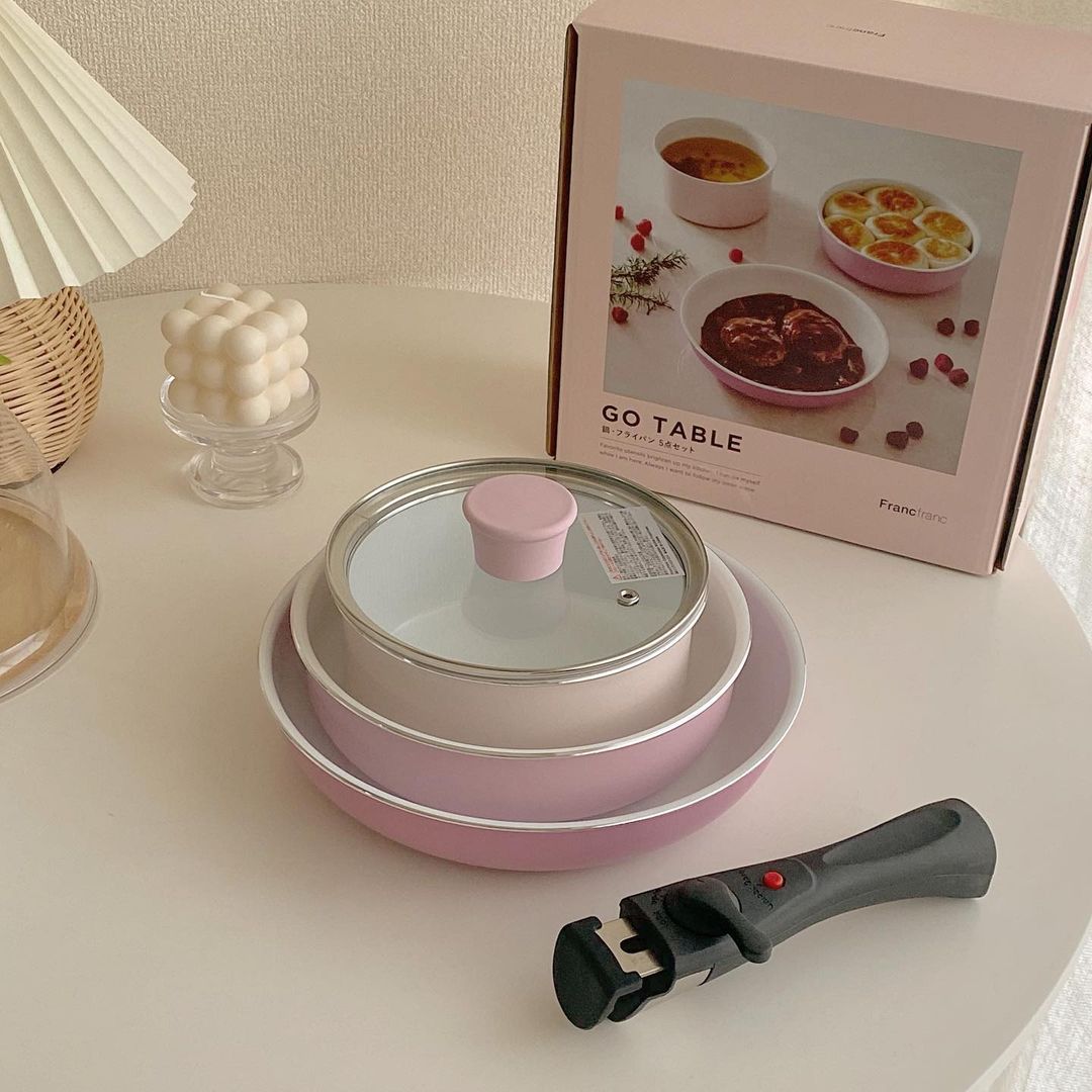 そのままテーブルへ。可愛いカラーのフライパンセット | Francfranc