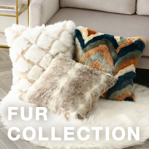 Francfrancフェイクファークッション58×58中材付きホワイト2枚セット インテリアにアクセント。寒い季節に定番のふわふわもこもこファー