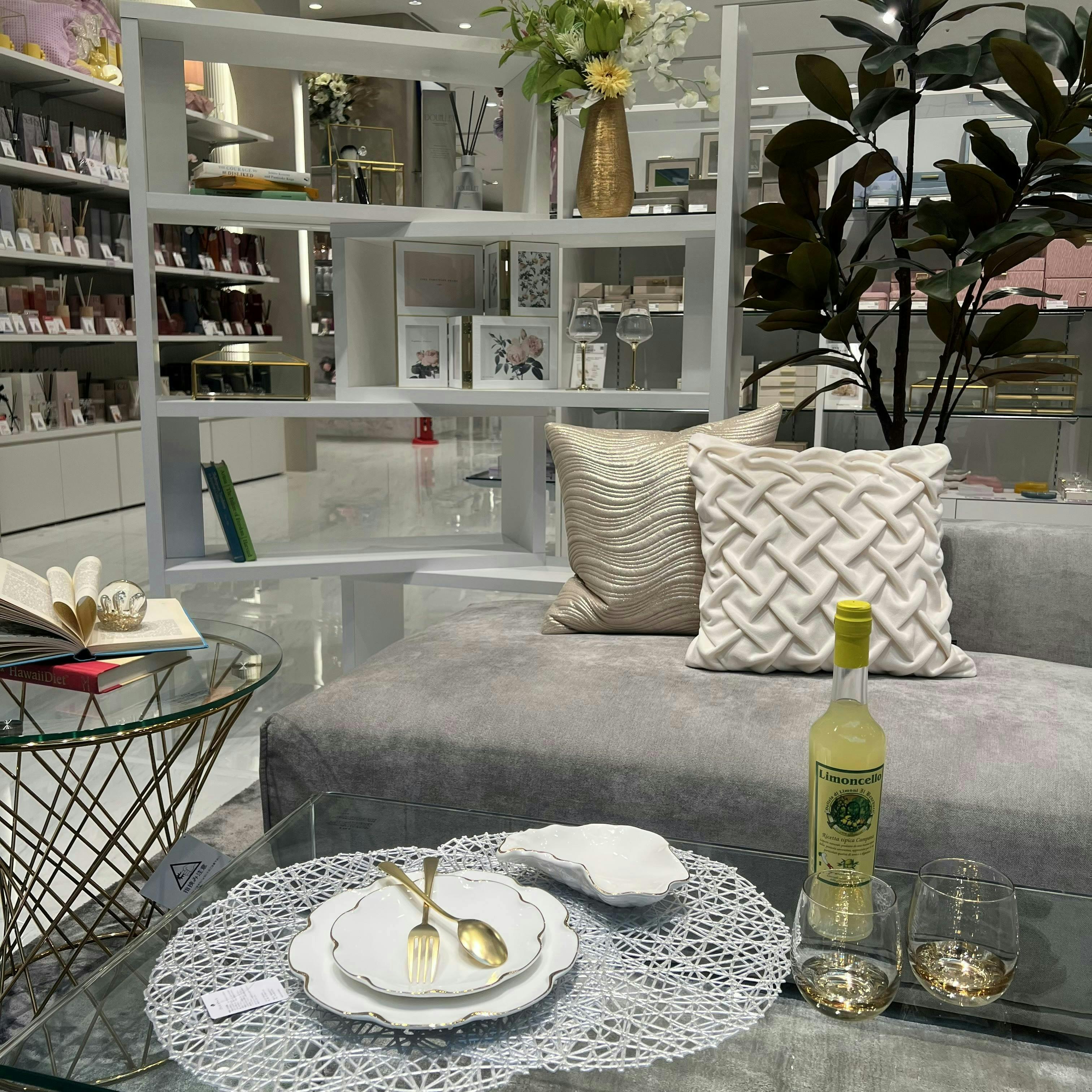 メーネソファで過ごす夜のリラックスタイム | Francfranc（フラン