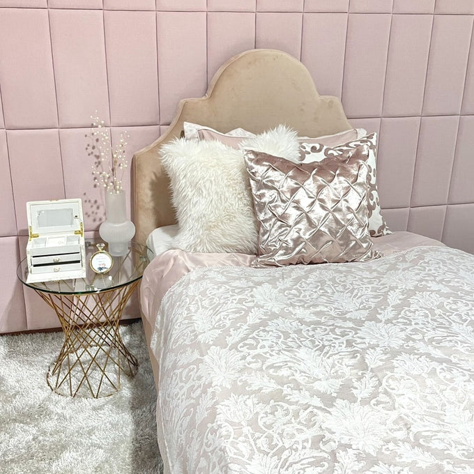 ピンク×ホワイトで作る大人可愛いベッドルーム