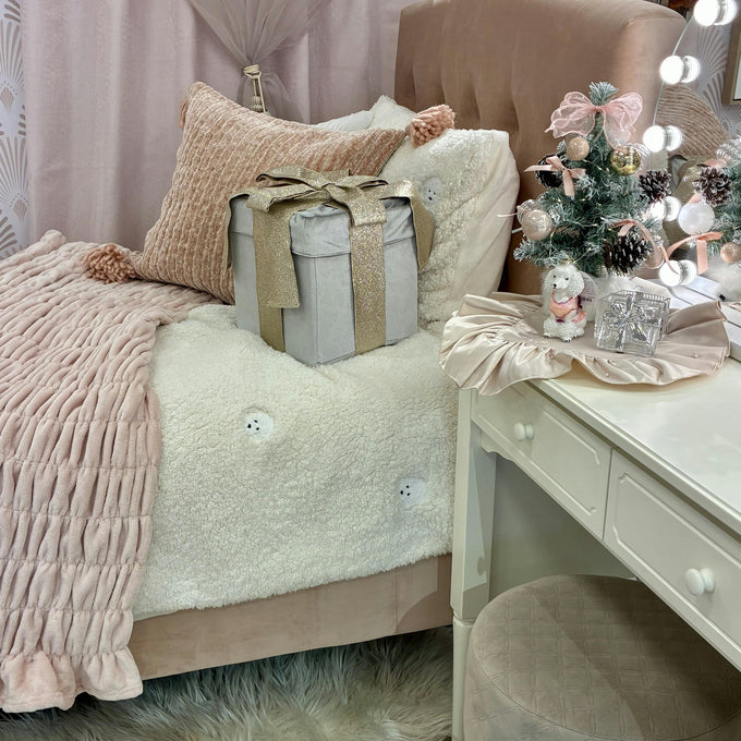 クリスマスを可愛く過ごすベッドルームコーディーネート