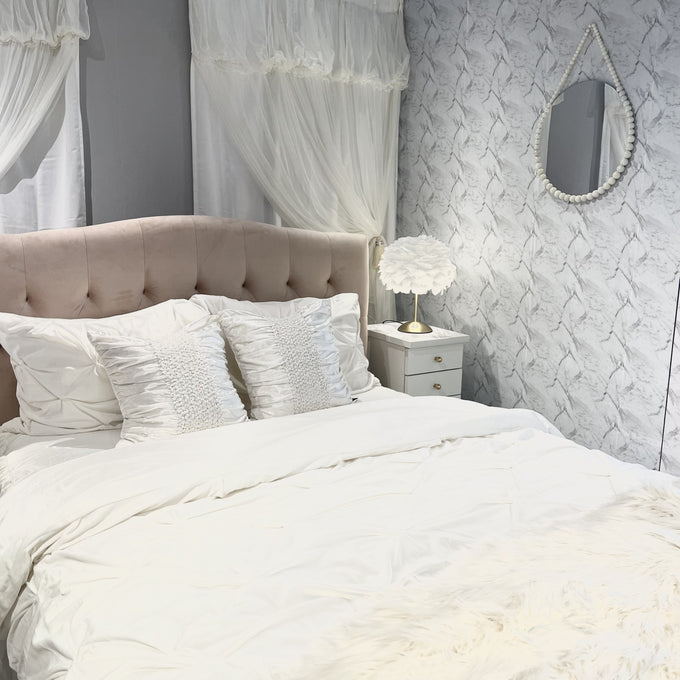 ホワイト×ピンクで作るオトナ女子のベッドルーム