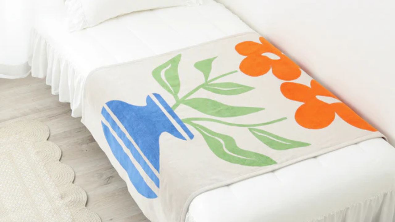 ジャカード織りで柄を表現した、アートのようなタオルケットです。シャーリング仕上げで滑らかな肌触り。ソファやチェアにさっと掛けるだけで空間に彩りを添えます。