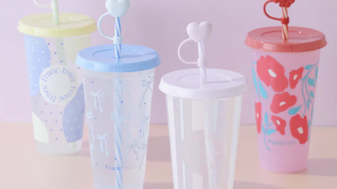 冷たい飲み物を注ぐと色と柄が浮かび上がる人気のタンブラーは、春夏に映える華やかな仕上がりに。大容量730mlで、海やお風呂でもたっぷり楽しめます。