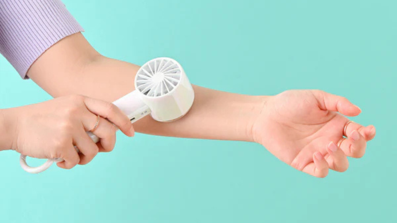 首元や手首をダイレクトにクールダウンしてくれる、アイスタッチハンディファン。カラビナ付きで持ち運びやすく、スタンドとしてデスクでも活躍します。