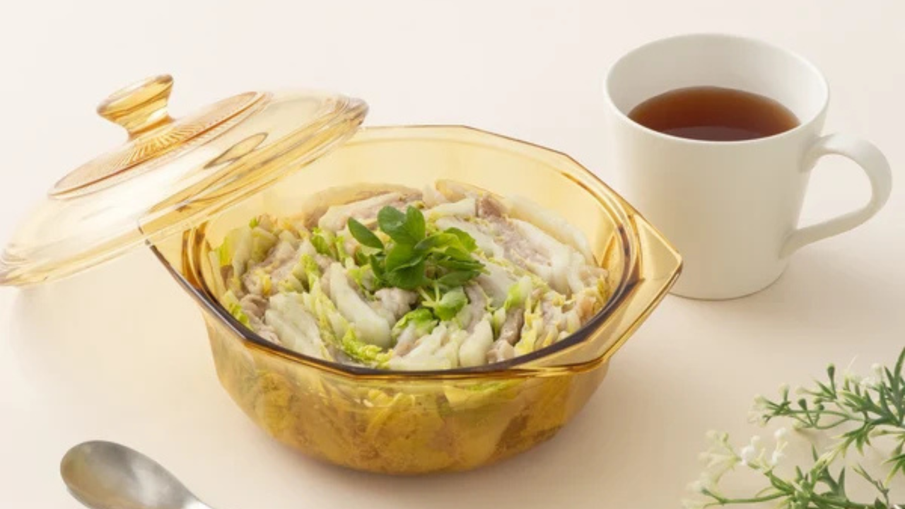 電子レンジで手軽に時短調理ができ、そのまま食卓に出せるおしゃれなガラス鍋。中身が見やすく、料理からお菓子作りまで幅広く活躍します。