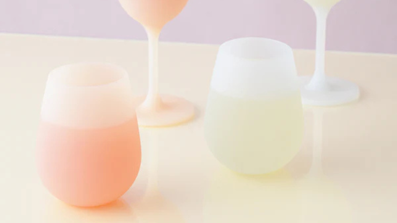 半透明の透け感がかわいいシリコン製タンブラー。普段使いはもちろん、アウトドアシーンやホームパーティー、お子様用など、さまざまなシーンで活躍するアイテムです。